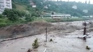 Derelerin taşma riskine karşı iş yerlerinin açılmaması ve alt katta oturanların üst katları çıkması istendi