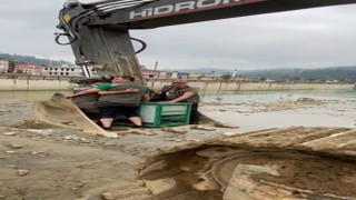 Dereye düşen yaralı karaca iş makinesi ile kurtarıldı