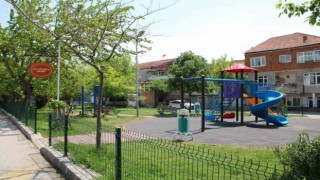 Derincede parklara bakım yapılıyor