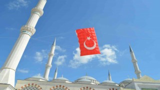 Dev Türk bayrağı uçurtması Çamlıca Camiinde havalandı