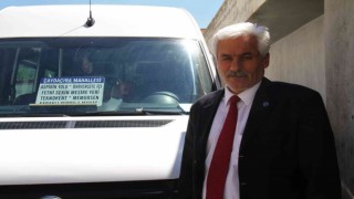 Devlet dairesinden emekli oldu, takım elbisesinden emekli olamadı