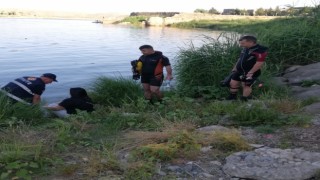 Dicle Nehrine atlamak isteyen genç kadını itfaiye ve dalgıç ekibi ikna etti