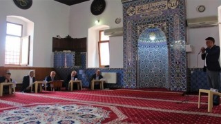 Din görevlileri ezan ve hutbede yarıştı