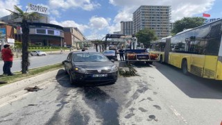 Direksiyon hakimiyetini kaybeden 2 sürücü ağaçları devirerek karşı şeride uçtu