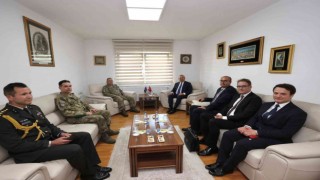 Dışişleri Bakanı Çavuşoğlu, Kosova Türk Temsil Heyeti Başkanlığını ziyaret etti