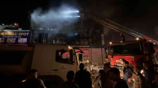 Diyarbakırda gıda toptancılar sitesinde yangın çıktı. Yaklaşık iki saattir kontrol altına alınmaya çalışılan yangında söndürme çalışmaları devam ediyor.