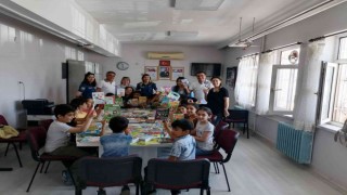 Diyarbakırda kadın polislerden minik öğrencilere destek