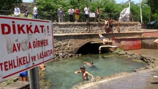 Diyarbakırda karne alan çocuklar soluğu süs havuzunda aldı