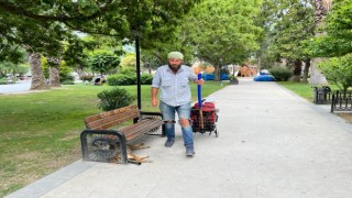 Doğa için Yoldaş isimli köpeğiyle ülkeyi geziyor