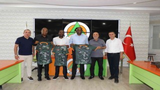 Dominika Başbakanı Skerrite Alanyaspor forması