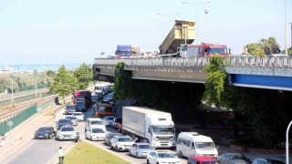 Dorsesi açılan tır levha direklerini devirdi: 1 yaralı