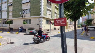 Dört yol ağzına asılan Kornaya değil frene bas yazısı dikkat çekti