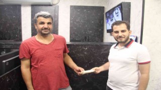 Döviz bürosunda yanlışlıkla fazladan bin euro verilen müşteri, parayı geri getirdi