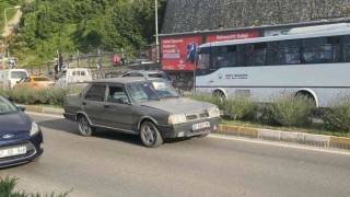 Düğün konvoyunun önüne atlayan çocuğa otomobil çarptı
