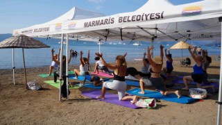 Dünya Yoga Günü halk plajında kutlandı