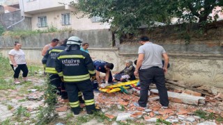 Dut toplamak için üzerine çıktığı bahçe duvarı çöktü