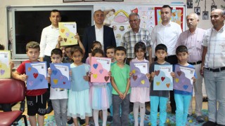 Düziçi Kaymakamı Turgay İlhan, öğrencilere karne dağıttı