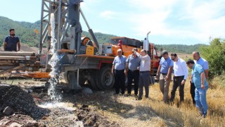 Düziçi Kaymakamı Turgay İlhan, sondaj kuyusunda incelemede bulundu
