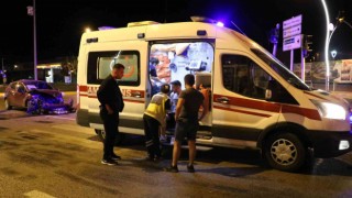 Edirnede çarpışan otomobillerin sürücüleri yaralandı