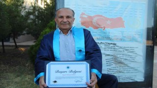 Eğitim engel tanımıyor, 60 yaşında mezun oldu