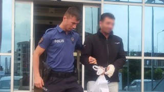 Eğlence mekânında çıkan kavgada 2 kişiyi bıçakladı