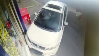 Ehliyetsiz sürücü video çekerken ortalığı birbirine kattı