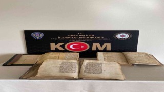 El yazması tarihi eser kitaplar güvenlik güçlerinin gözünden kaçmadı