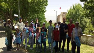 Elazığda çocuklar ve gönüllüler Harputu temizledi