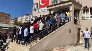 Elazığda LGS heyecanı başladı, öğrenciler içeride aileler dışarıda ter döktü