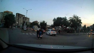 Elazığda patenli kızın tehlikeli yolculuğu