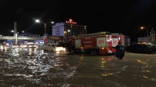 Elazığda sağanak biranda bastırdı, onlarca araç yolda kaldı