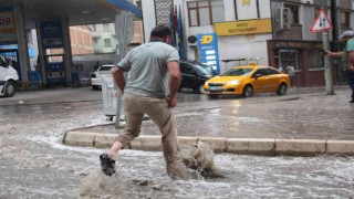 Elazığda sağanak yağış etkili oldu, yollar nehre döndü