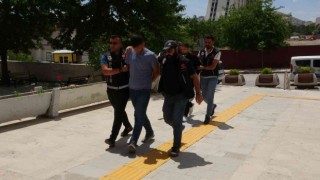 Elazığda uyuşturucu satan 2 şüpheli tutuklandı