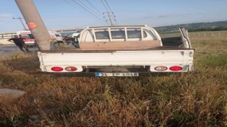 Elektrik direğine çarpan kamyonetin sürücüsü yaralandı