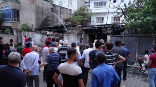 Elektrik tesisatından çıkan yangın evi ve otomobili kül etti