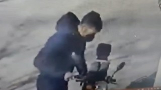 Elektrikli bisiklet hırsızını taktığı maske de kurtaramadı