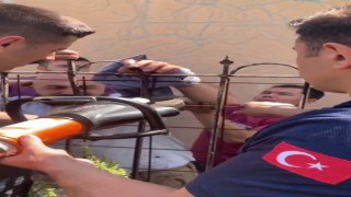 Eli korkuluk demirine saplanan işçiyi itfaiye kurtardı