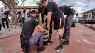 Engelli vatandaşlar, polis dalgıçlarla Haliçe daldı, çöp topladı