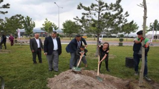 Engelsiz Yaşam Merkezinde 200 fidan toprakla buluşturuldu