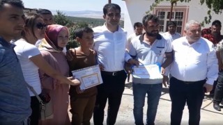 Enkaz altında ölen çocuklarının yerine karnelerini aldılar