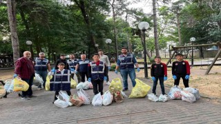 Ensar Vakfı kent parkını çöpten temizledi