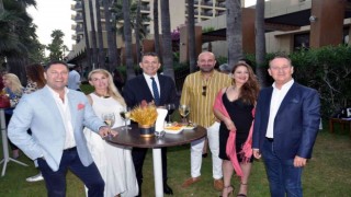 Erkekler kadınlar için şarkı söyleyecek