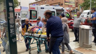 Erzincanda başına çatı parçası düşen kadın yaralandı