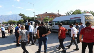 Erzincanda iki minibüs çarpıştı: 7 yaralı