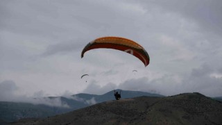 Erzincanda Yamaç Paraşütü Hedef Şampiyonası