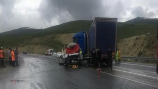 Erzurumda kamyonet tırla çarpıştı: 2 ölü