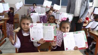 Erzurumda öğrenciler karne heyecanı yaşadı