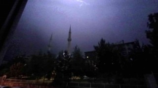 Erzurumda şimşekler geceyi aydınlattı