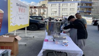 Esenlerde üniversite adayları ile yakınlarına çay ve çorba ikramı