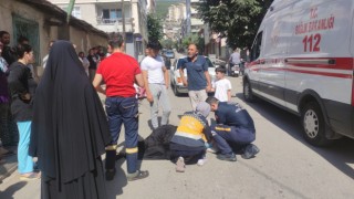 Eşi ve çocuğunun gözü önünde otomobil çarptı
